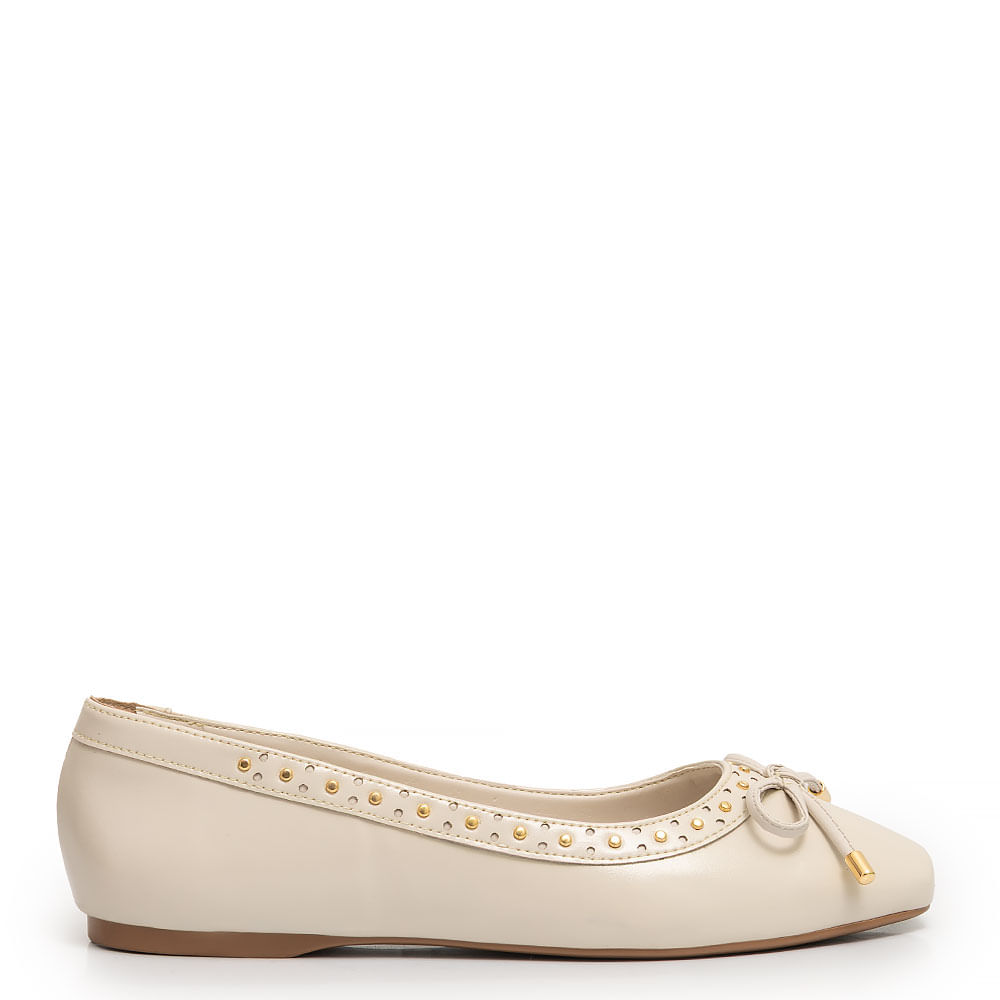 Sapatilha Off White Recortes e Tachas